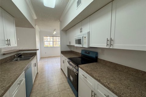 Condo in Pembroke Pines, Florida, 2 bedrooms  № 2000885 - photo 8