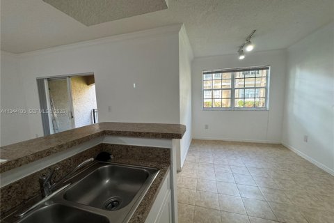 Condo in Pembroke Pines, Florida, 2 bedrooms  № 2000885 - photo 10