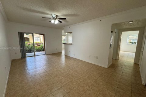Condo in Pembroke Pines, Florida, 2 bedrooms  № 2000885 - photo 6