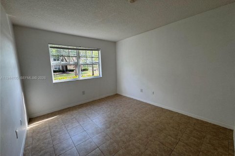 Condo in Pembroke Pines, Florida, 2 bedrooms  № 2000885 - photo 12