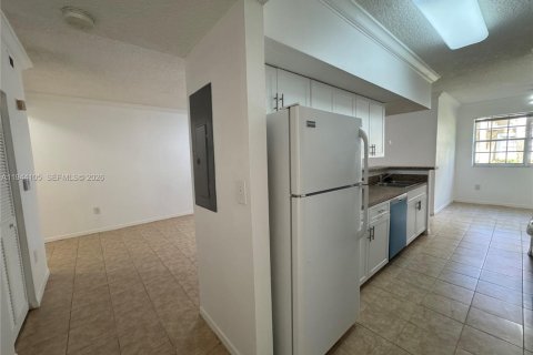 Condo in Pembroke Pines, Florida, 2 bedrooms  № 2000885 - photo 7