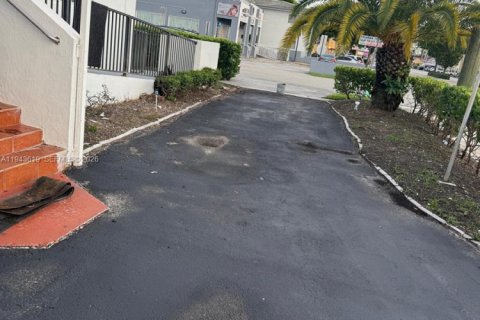Propiedad comercial en venta en Hialeah, Florida № 2000796 - foto 12