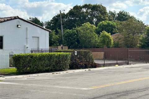 Propiedad comercial en venta en Hialeah, Florida № 2000796 - foto 5