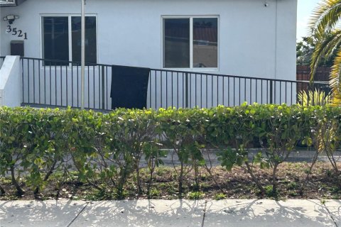 Propiedad comercial en venta en Hialeah, Florida № 2000796 - foto 3