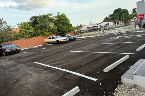 Propiedad comercial en venta en Hialeah, Florida № 2000796 - foto 13