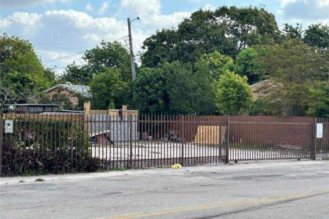 Propiedad comercial en venta en Hialeah, Florida № 2000796 - foto 6