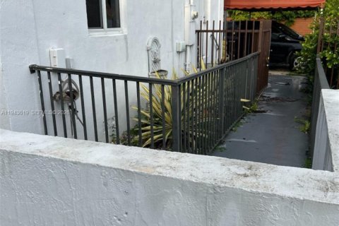 Propiedad comercial en venta en Hialeah, Florida № 2000796 - foto 10