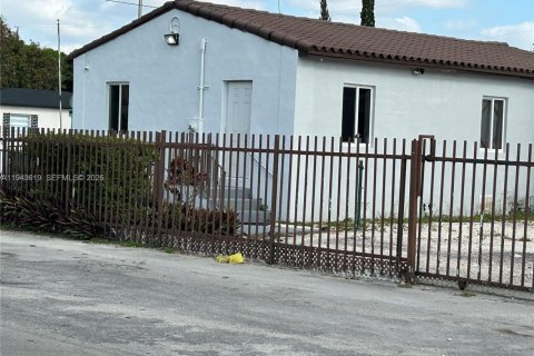 Propiedad comercial en venta en Hialeah, Florida № 2000796 - foto 8