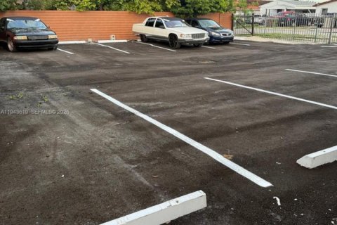 Propiedad comercial en venta en Hialeah, Florida № 2000796 - foto 14