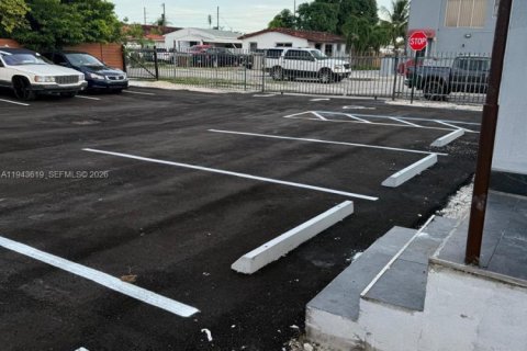 Propiedad comercial en venta en Hialeah, Florida № 2000796 - foto 11