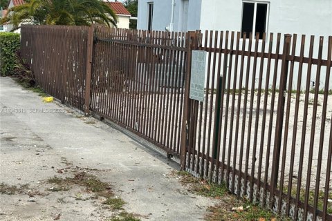 Propiedad comercial en venta en Hialeah, Florida № 2000796 - foto 9