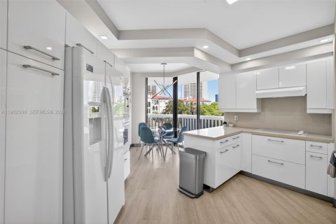 Copropriété à louer à Aventura, Floride: 3 chambres, 189.52 m2 № 2026407 - photo 12