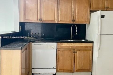 Propiedad comercial en venta en Hallandale Beach, Florida, 152.55 m2 № 1979435 - foto 1