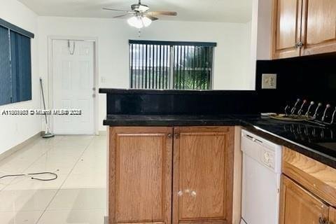 Propiedad comercial en venta en Hallandale Beach, Florida, 152.55 m2 № 1979435 - foto 2