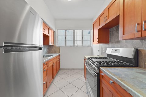 Commercial property in Miami Beach, Florida № 2045593 - photo 12