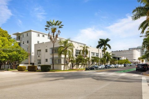 Commercial property in Miami Beach, Florida № 2045593 - photo 2