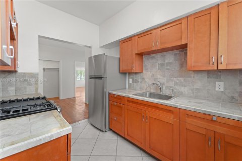 Commercial property in Miami Beach, Florida № 2045593 - photo 11