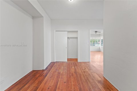 Commercial property in Miami Beach, Florida № 2045593 - photo 14