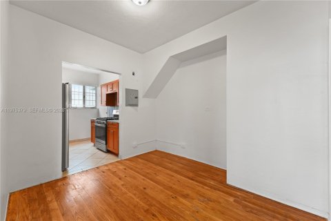 Commercial property in Miami Beach, Florida № 2045593 - photo 13