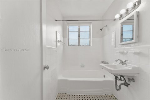 Commercial property in Miami Beach, Florida № 2045593 - photo 16