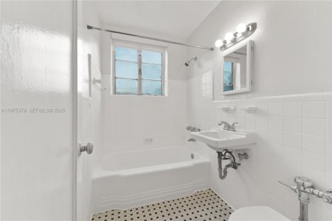 Commercial property in Miami Beach, Florida № 2045593 - photo 17