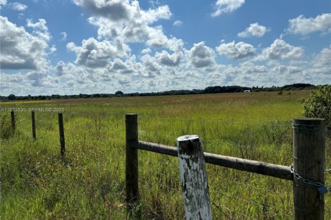 Propiedad comercial en venta en Clewiston, Florida № 1990900 - foto 1