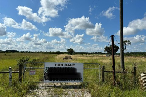 Propiedad comercial en venta en Clewiston, Florida № 1990900 - foto 2