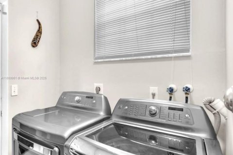 Casa en venta en Pembroke Pines, Florida, 4 dormitorios, 211.26 m2 № 1944912 - foto 7