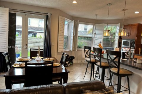 Casa en venta en Pembroke Pines, Florida, 4 dormitorios, 211.26 m2 № 1944912 - foto 15