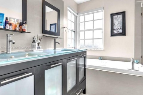 Casa en venta en Pembroke Pines, Florida, 4 dormitorios, 211.26 m2 № 1944912 - foto 5