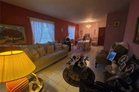 House in Homestead, Florida 4 bedrooms, 134.71 sq.m. № 1986811 - photo 5