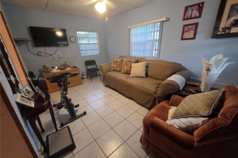 House in Homestead, Florida 4 bedrooms, 134.71 sq.m. № 1986811 - photo 3