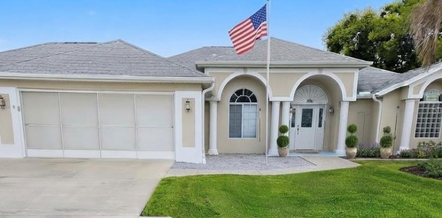 House in Ocala, Florida 3 bedrooms, 307.32 sq.m. № 2410287
