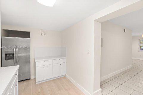 Villa ou maison à louer à Miami, Floride: 3 chambres, 151.71 m2 № 2024151 - photo 8