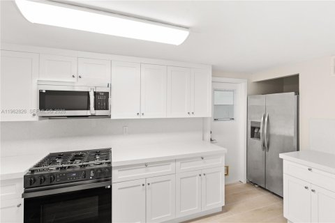 Villa ou maison à louer à Miami, Floride: 3 chambres, 151.71 m2 № 2024151 - photo 11