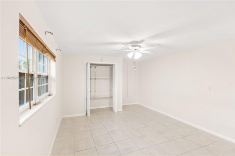 Villa ou maison à louer à Miami, Floride: 3 chambres, 151.71 m2 № 2024151 - photo 29