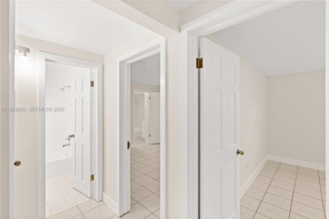 Villa ou maison à louer à Miami, Floride: 3 chambres, 151.71 m2 № 2024151 - photo 13