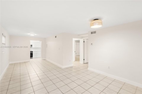 Villa ou maison à louer à Miami, Floride: 3 chambres, 151.71 m2 № 2024151 - photo 4