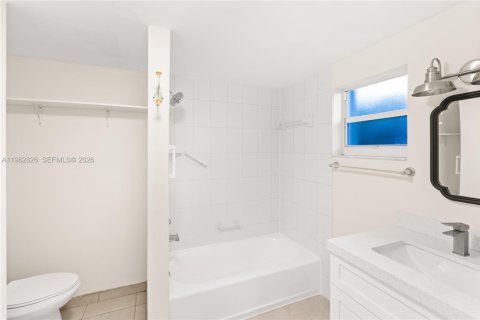 Villa ou maison à louer à Miami, Floride: 3 chambres, 151.71 m2 № 2024151 - photo 21