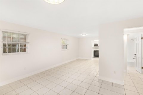 Villa ou maison à louer à Miami, Floride: 3 chambres, 151.71 m2 № 2024151 - photo 5