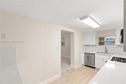 Villa ou maison à louer à Miami, Floride: 3 chambres, 151.71 m2 № 2024151 - photo 12