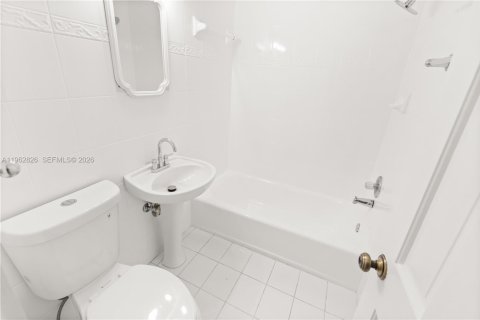 Villa ou maison à louer à Miami, Floride: 3 chambres, 151.71 m2 № 2024151 - photo 16