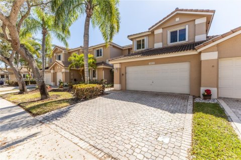 Купить таунхаус в Пемброк-Пайнс, Флорида 3 спальни, 157.47м2, № 2029800 - фото 3