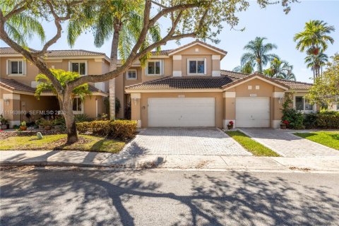 Купить таунхаус в Пемброк-Пайнс, Флорида 3 спальни, 157.47м2, № 2029800 - фото 2