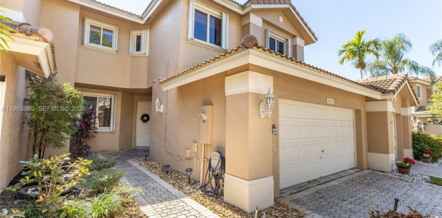 Таунхаус в Пемброк-Пайнс, Флорида 3 спальни, 157.47м2 № 2029800