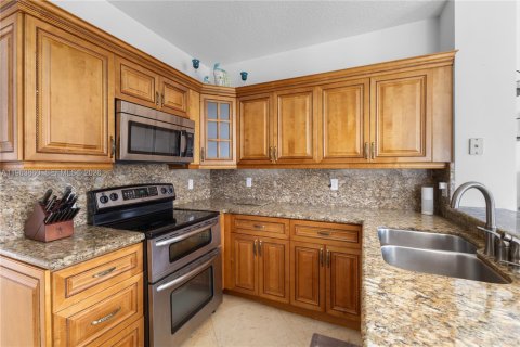 Купить таунхаус в Пемброк-Пайнс, Флорида 3 спальни, 157.47м2, № 2029800 - фото 16