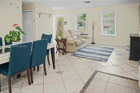 House in Pembroke Pines, Florida 3 bedrooms, 123.84 sq.m. № 2259992 - photo 6