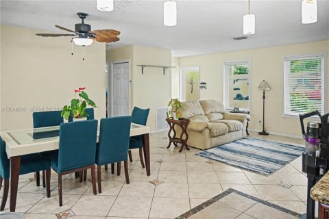 House in Pembroke Pines, Florida 3 bedrooms, 123.84 sq.m. № 2259992 - photo 5