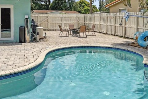 House in Pembroke Pines, Florida 3 bedrooms, 123.84 sq.m. № 2259992 - photo 28