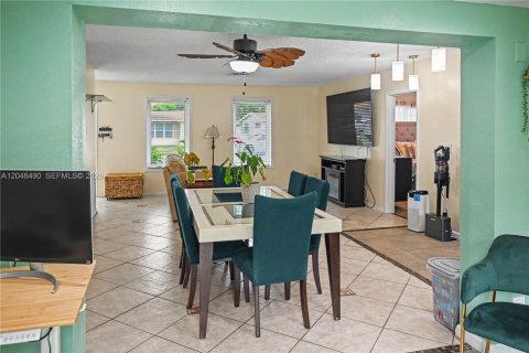 House in Pembroke Pines, Florida 3 bedrooms, 123.84 sq.m. № 2259992 - photo 9